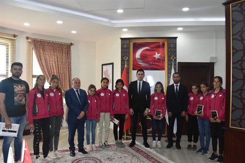 Gaziantep’te  düzenlen Okul sporları puanlı Atletizim grup birinciliğine ulaşan Kovanlı Samsung Ortaokulu sporcuları makamında ağırladı.
