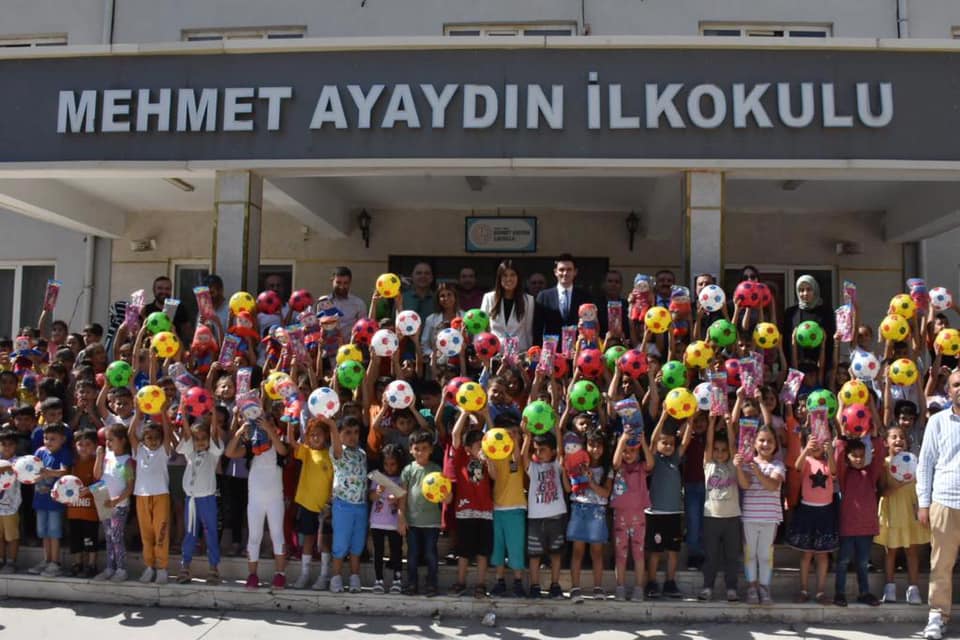 Ak parti İstanbul milletvekili Sn. Derya AYAYDIN , Mehmet AYAYDIN İlkokulunu ziyaret ederek öğrencilerimiz ile biraraya geldi.