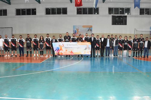  Şehit Kaymakam Muhammet Fatih SAFİTÜRK anısına düzenlenen kurumlar arası voleybol turnuvasının açılış karşılaşmasına katıldı.